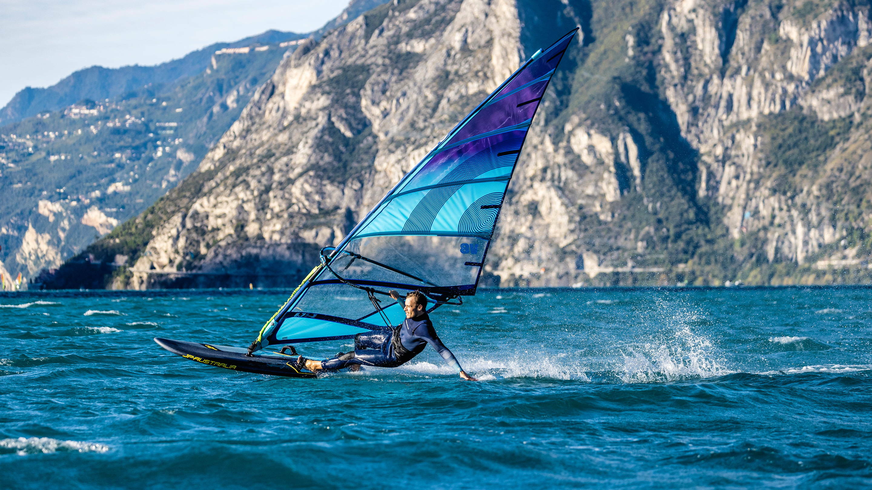 obrazek_blue_purple_v8_plachta_windsurfing_karlin_neilpryde (1)